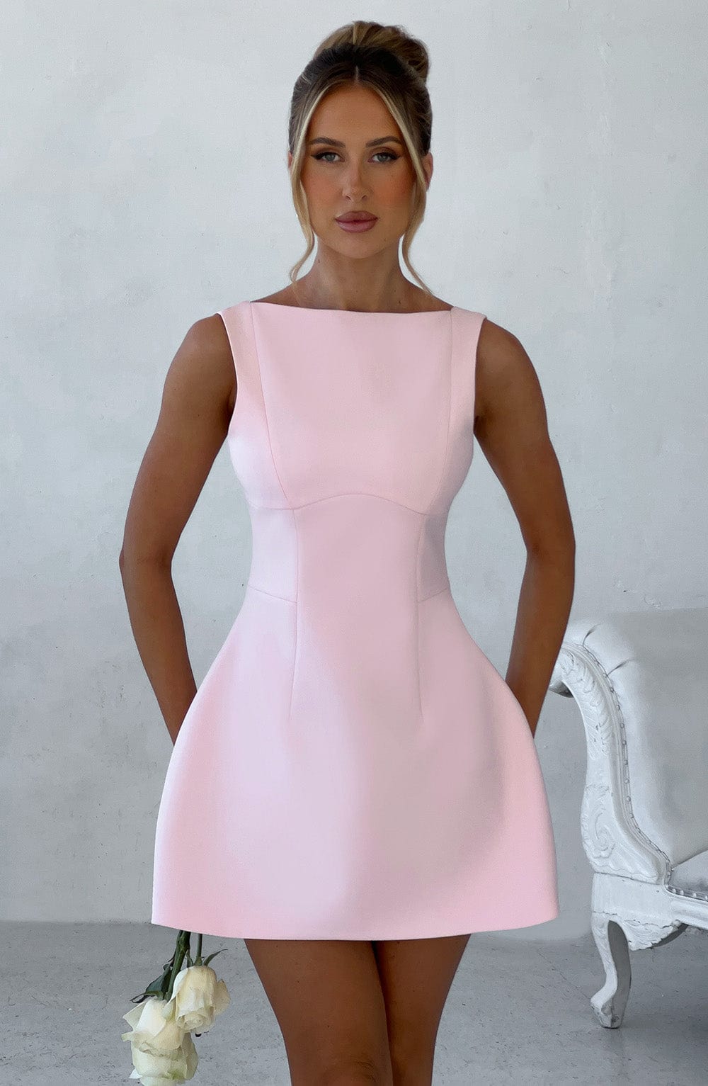 LILA RYGGLÖS MINIKLÄNNING | BLUSH