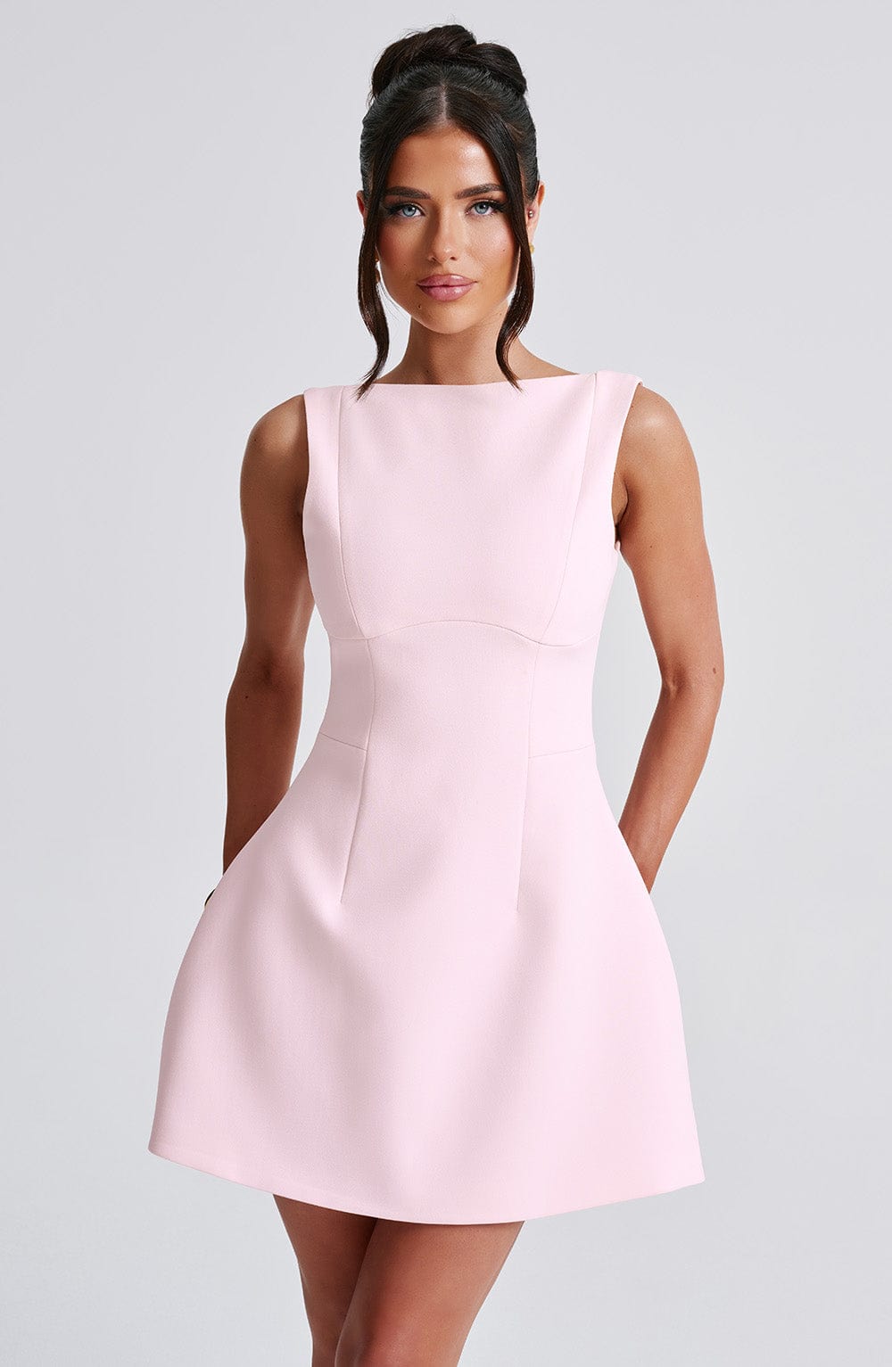 LILA RYGGLÖS MINIKLÄNNING | BLUSH